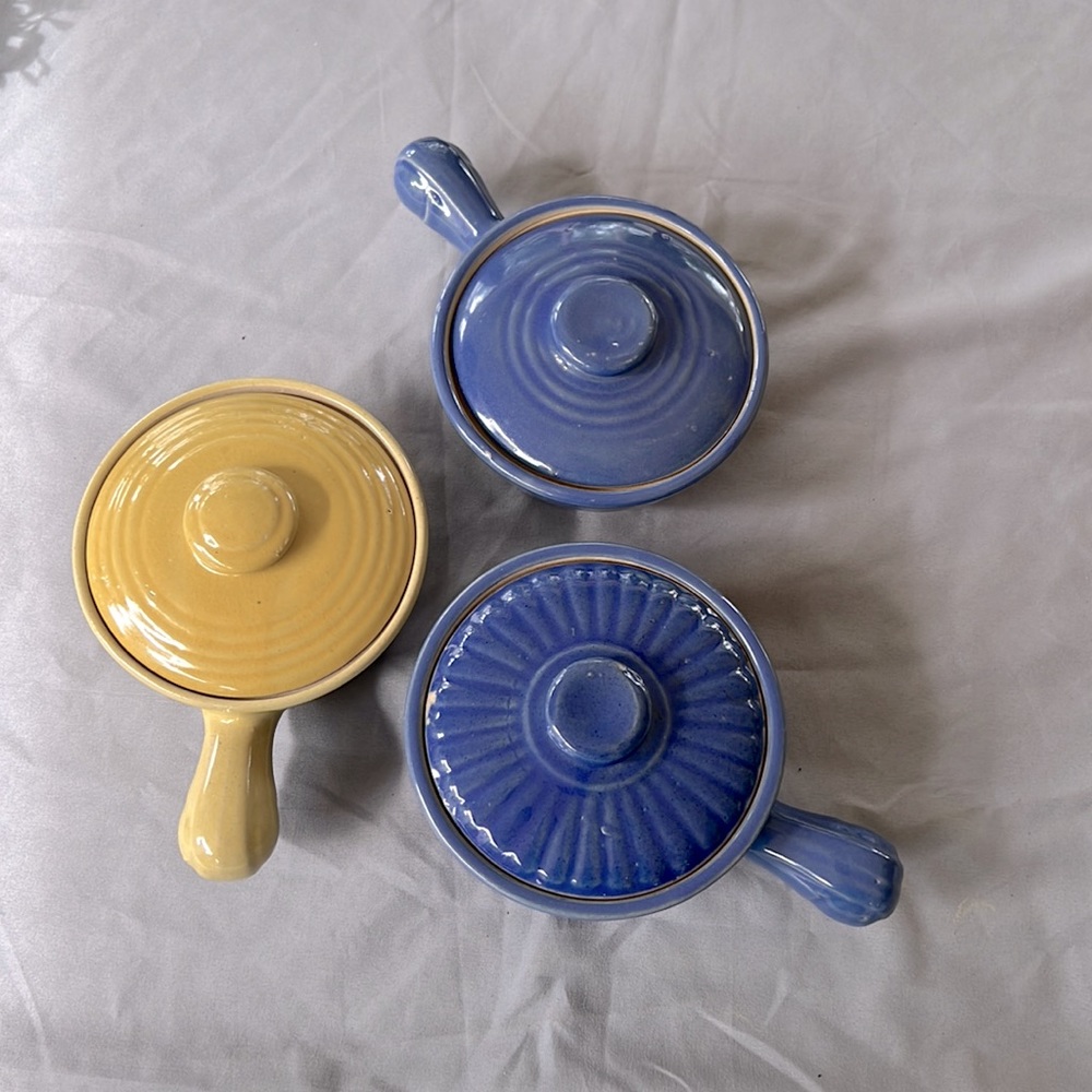 Vintage USA Stoneware handled chili/ soup bowls with lids